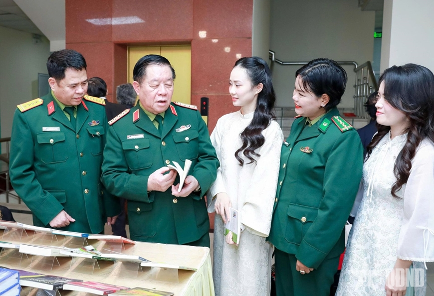 General Nguyen Trong Nghia meets with artists and writers